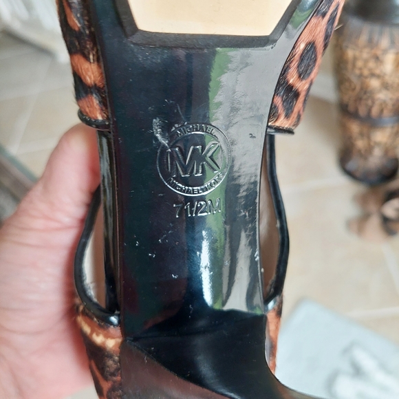 MICHAEL MICHAEL KORS AUTHENTIC CALF HAIR PEEP TOE CRISS CROSSED SANDALS - Picture 8 of 8